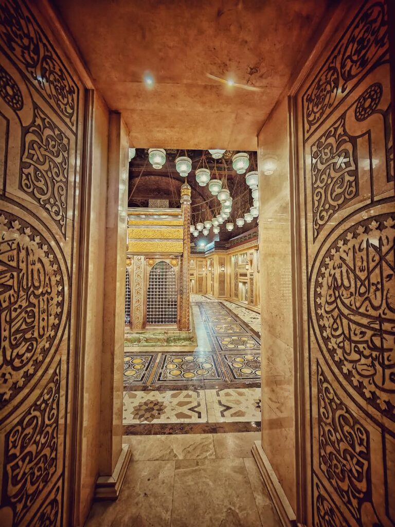FB_IMG_1746904554732-768x1024 "إمام مسجد الحسين" تأثير المسجد يمتد إلى وجدان المصريين جميعا وهو انعكاس لعشق المصريين لآل البيت